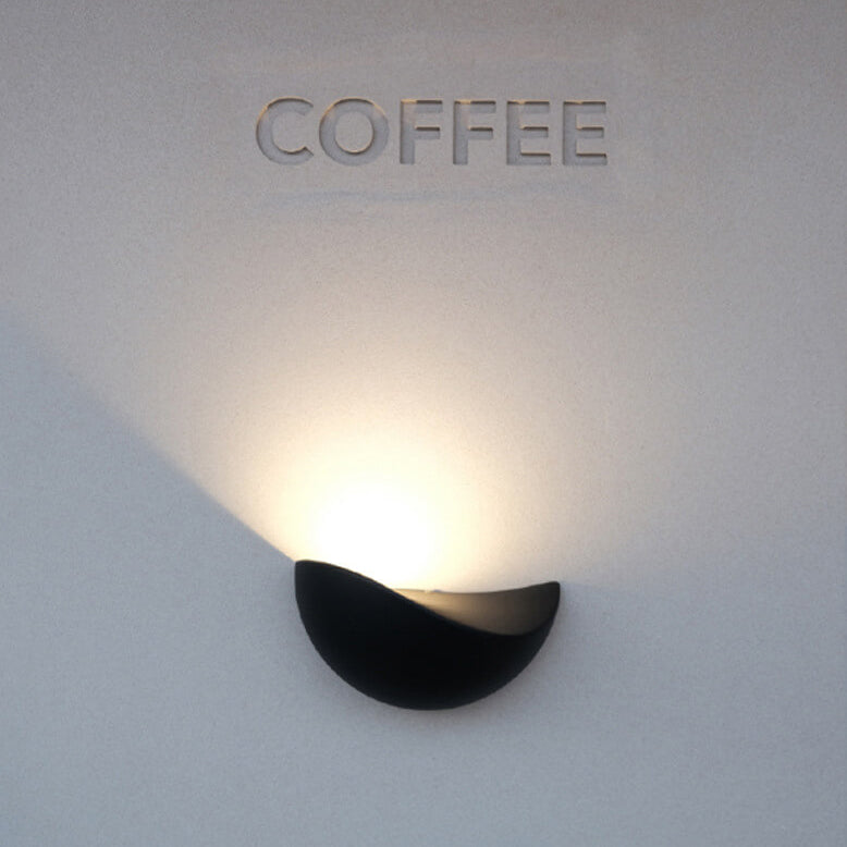 Minimalist semi-circular LED wall lamp made of aluminum