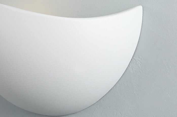 Minimalist semi-circular LED wall lamp made of aluminum