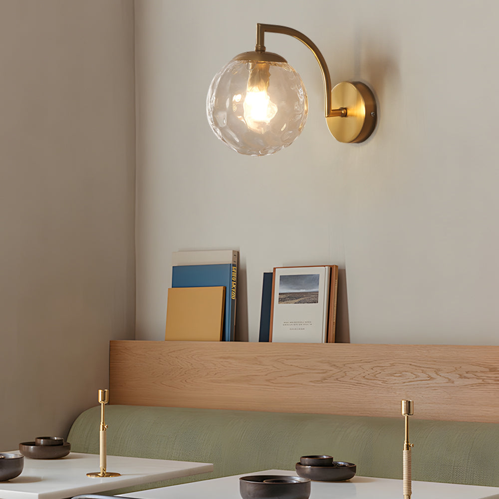 Lampada da parete con braccio curvo 1-Licht e paralume in vetro rigato a forma di sfera