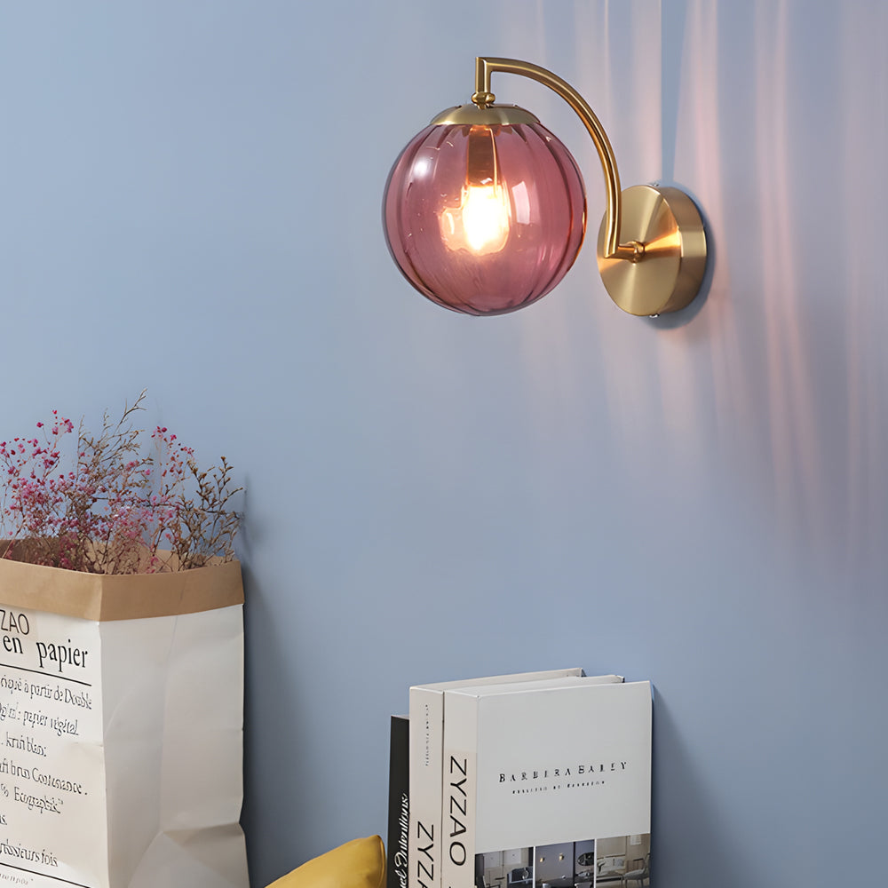 Lampada da parete con braccio curvo 1-Licht e paralume in vetro rigato a forma di sfera