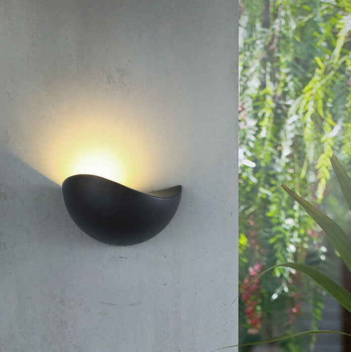 Minimalist semi-circular LED wall lamp made of aluminum