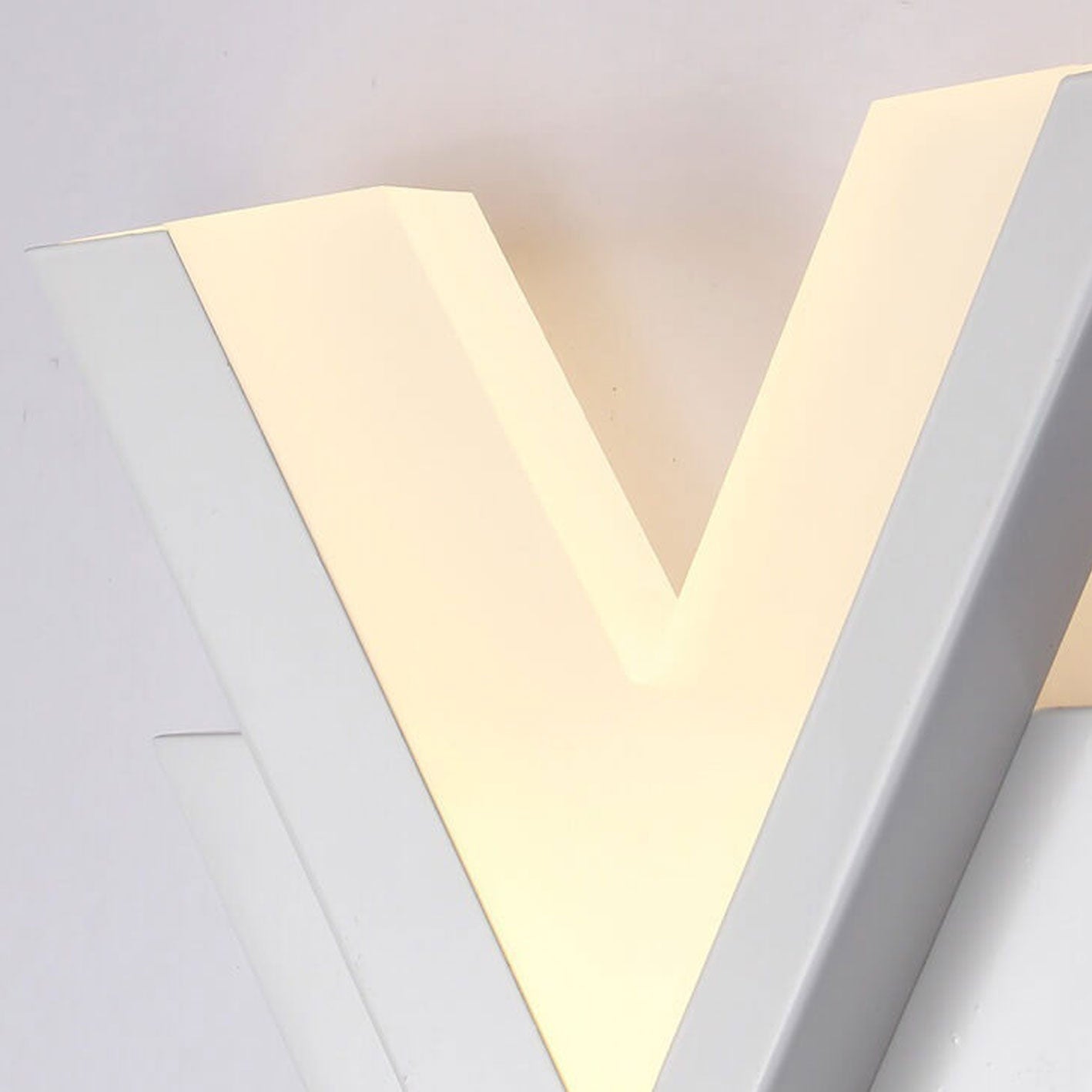 Lámpara de pared LED minimalista en forma de V