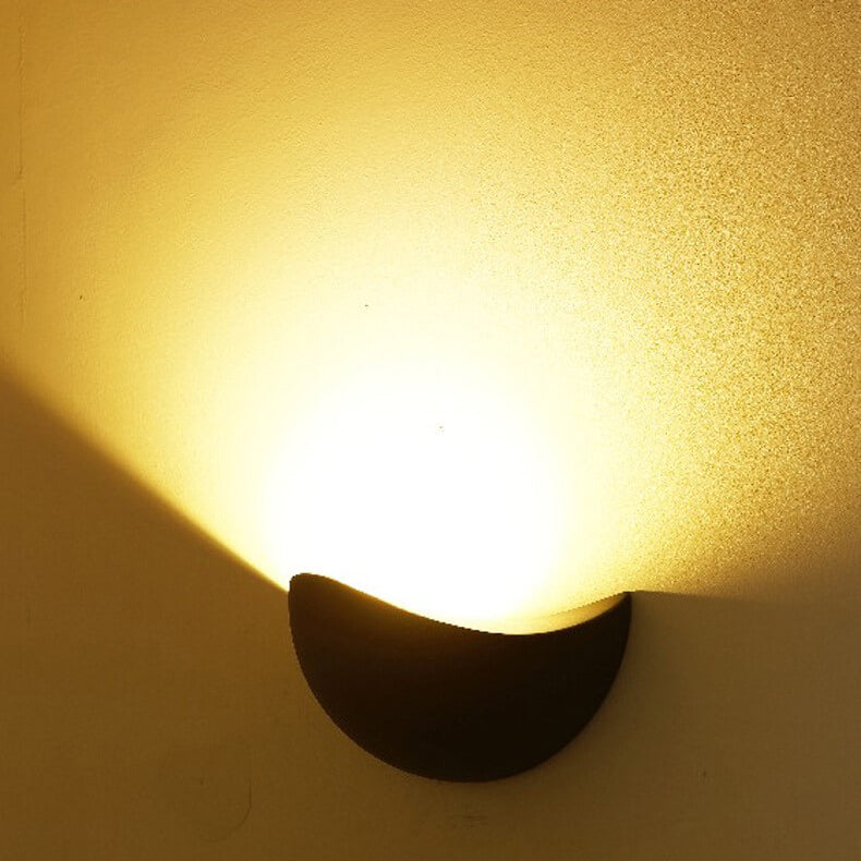 Minimalist semi-circular LED wall lamp made of aluminum