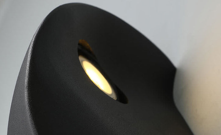 Minimalist semi-circular LED wall lamp made of aluminum