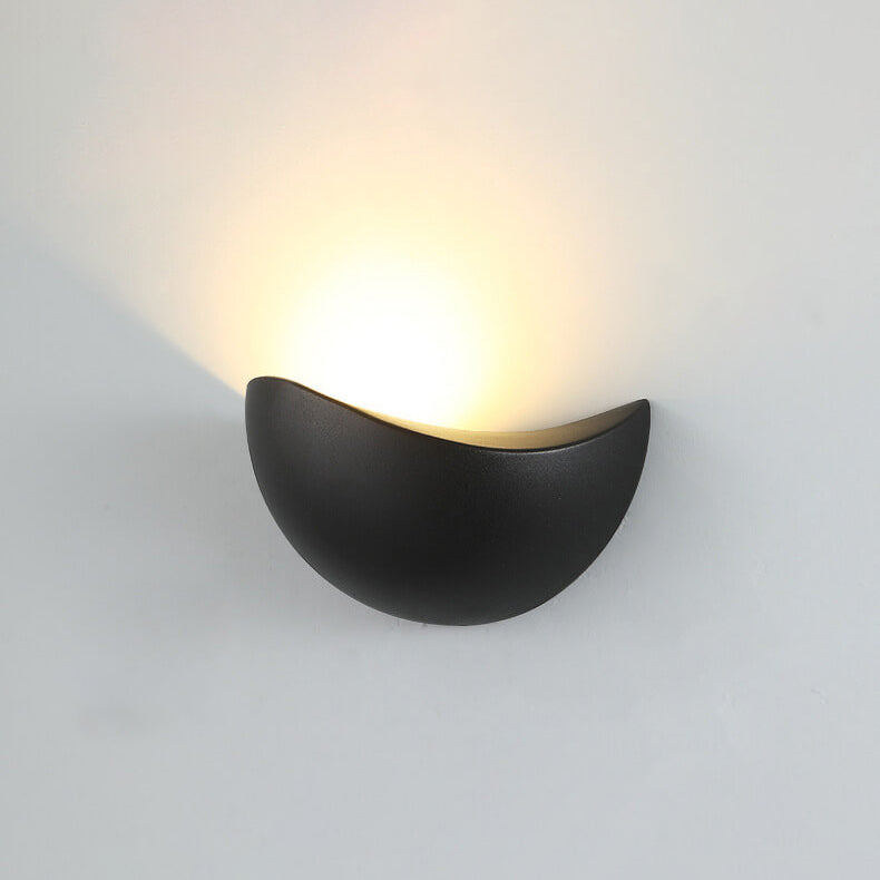 Minimalist semi-circular LED wall lamp made of aluminum