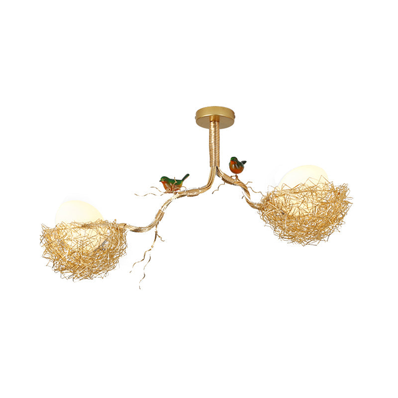 Lampadario dorato con globo in vetro bianco latte e uccelli