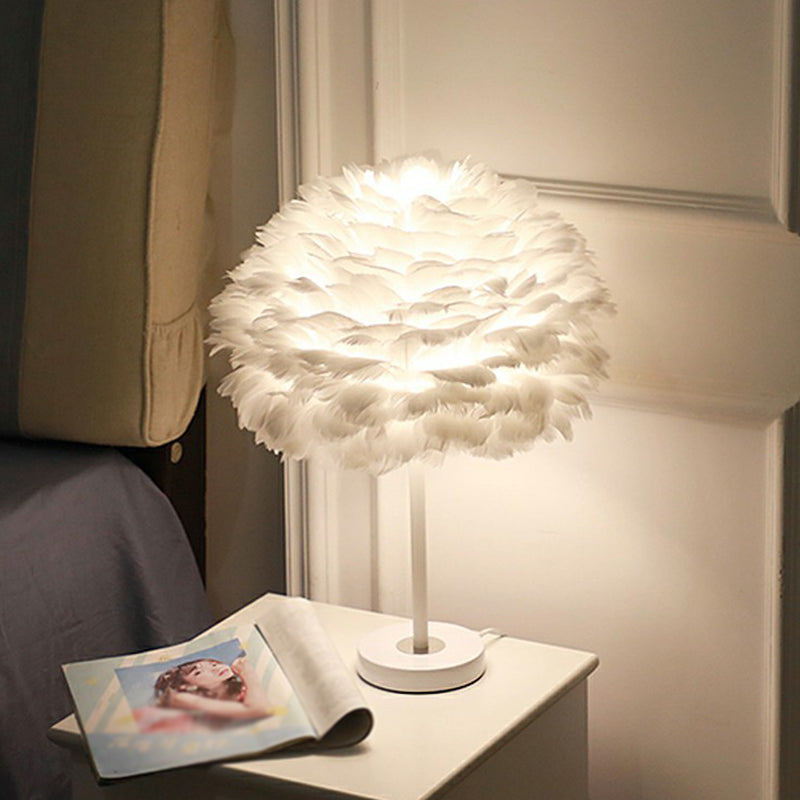 Lampada da tavolo a strati con fiori e piume - Lampada moderna per camera da letto per ragazze