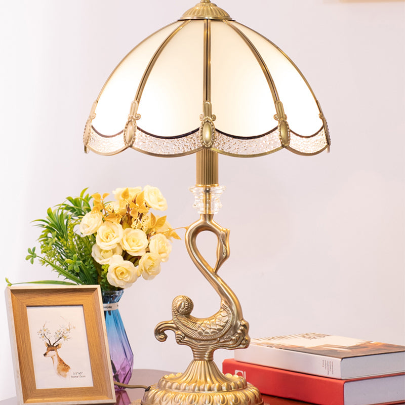 Lampada da tavolo a cupola classica - Lampada da notte in ottone con decorazione a uccelli e paralume in vetro bianco