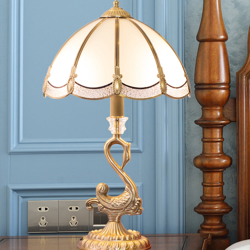 Lampada da tavolo a cupola classica - Lampada da notte in ottone con decorazione a uccelli e paralume in vetro bianco