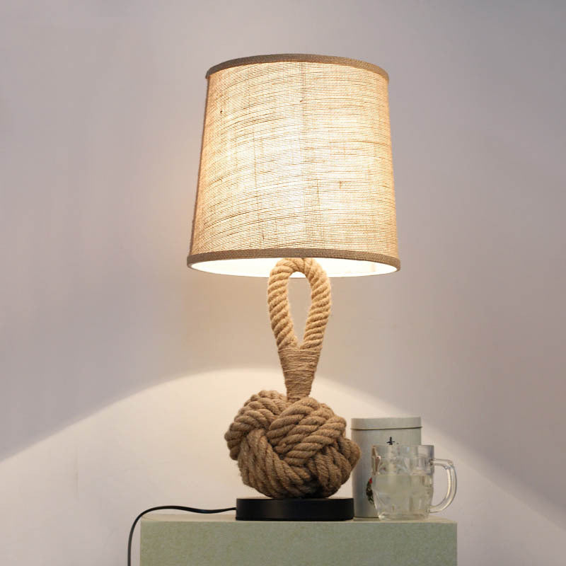 RusticBarrel - Lampada da tavolo industriale con paralume in lino e base in corda intrecciata