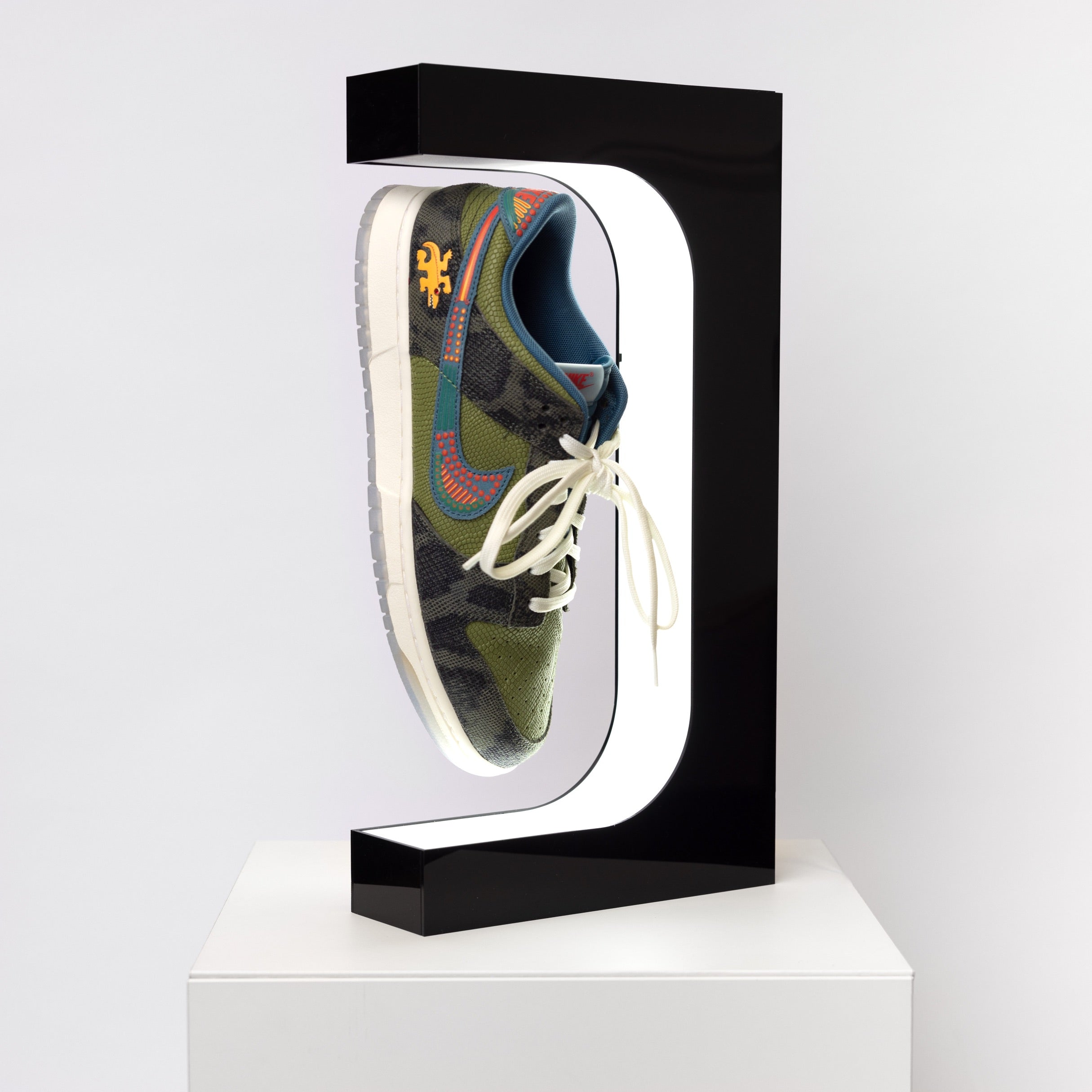 Espositore per scarpe galleggiante con lampada LED
