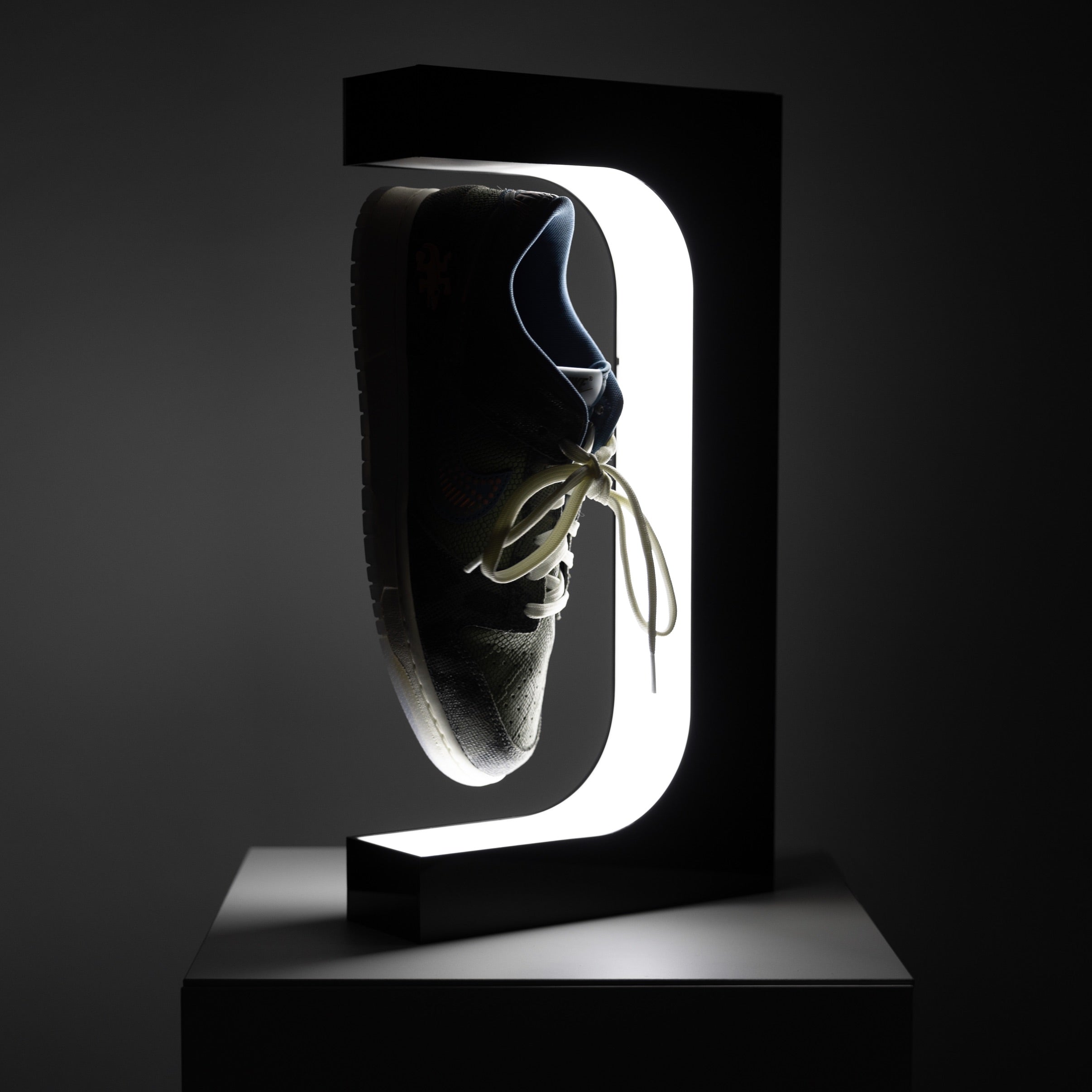 Espositore per scarpe galleggiante con lampada LED