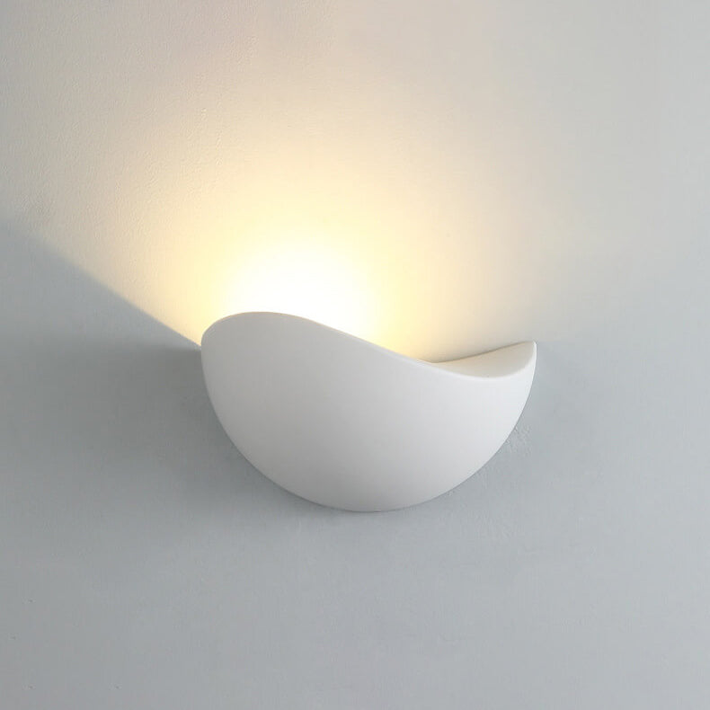 Minimalist semi-circular LED wall lamp made of aluminum
