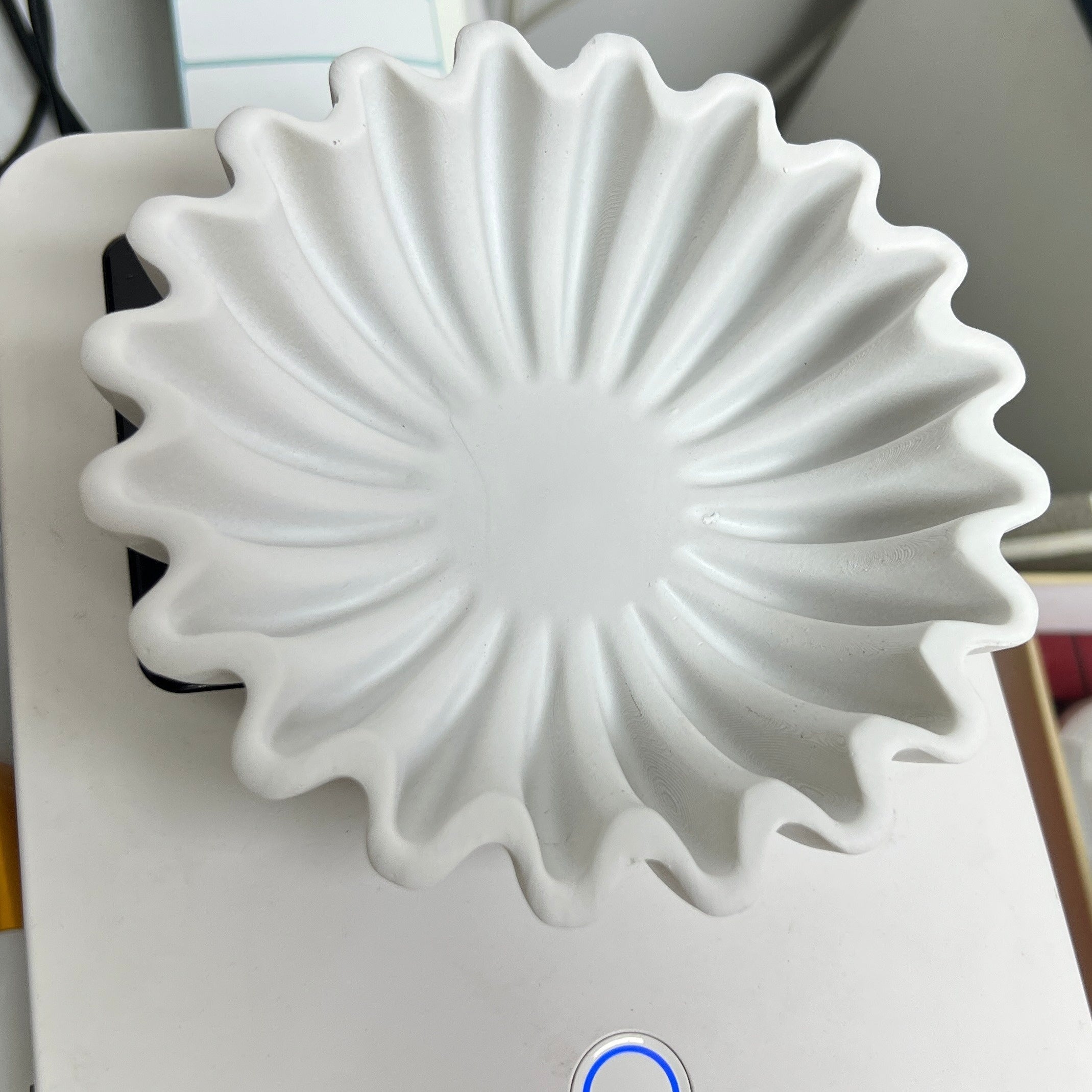 EleganceBowl - Tigela de Resina com Sulcos e Bordas Onduladas para Decoração de Sala de Estar