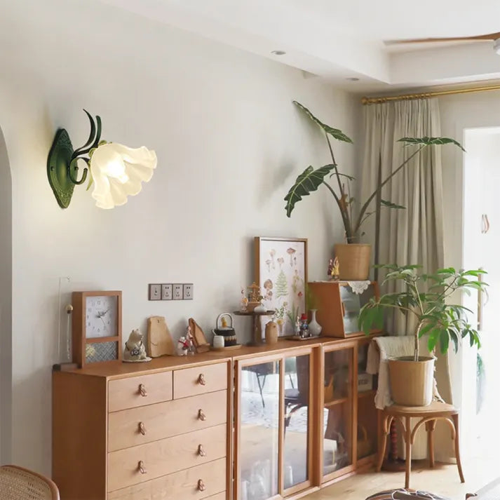 LilyGlow – Candeeiro de Parede com Design Floral