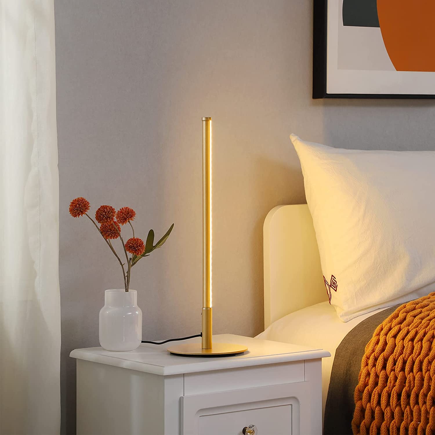 Lampada da tavolo dorata con design minimalista