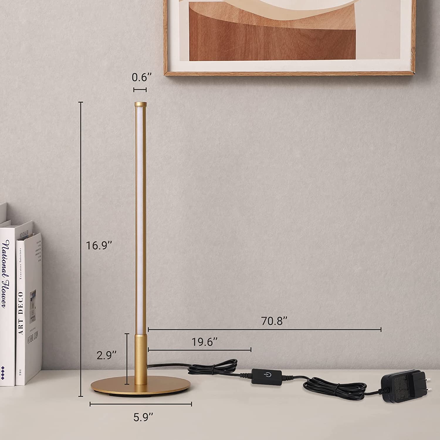 Lampada da tavolo dorata con design minimalista