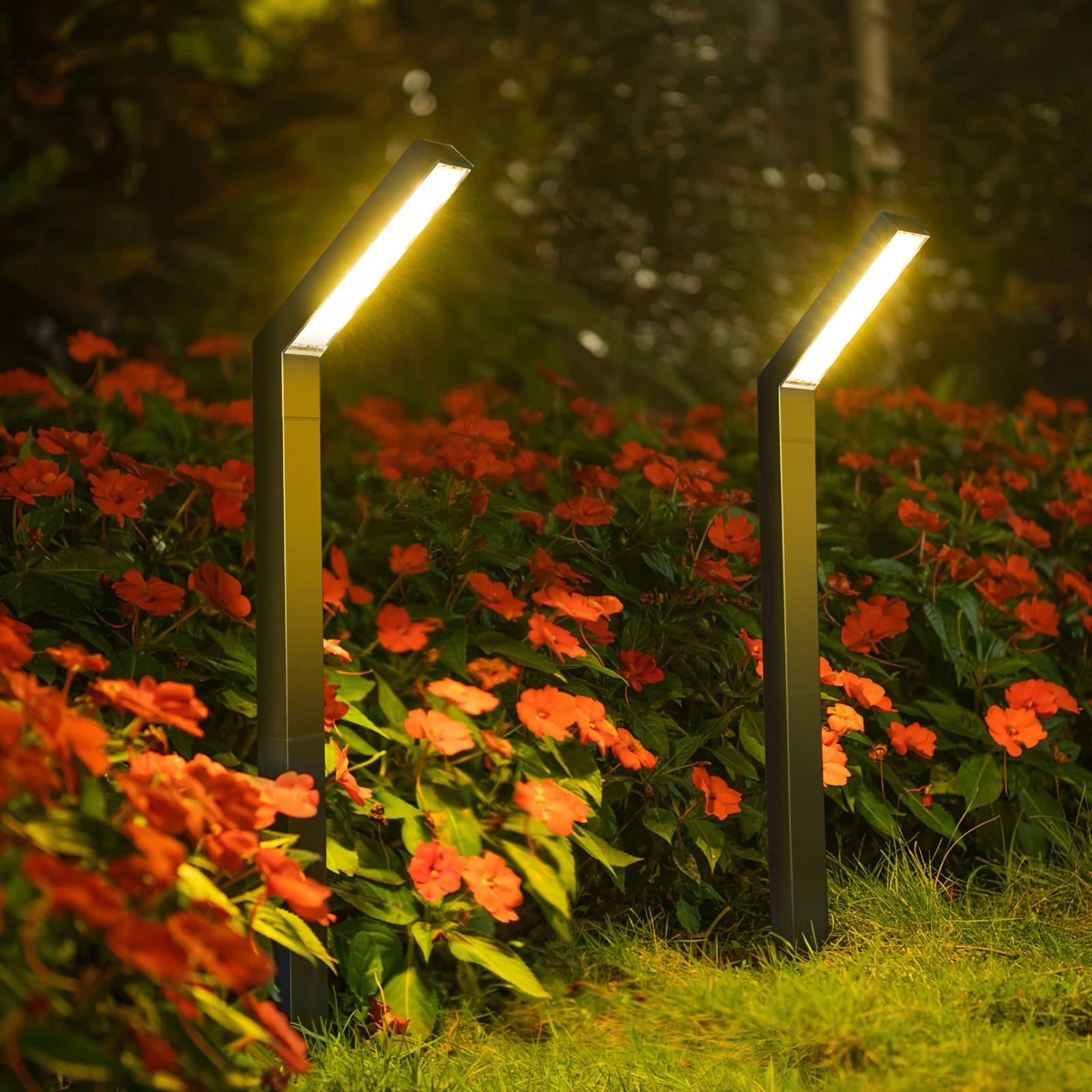 SolarPath - Lampada Solare da Percorso Impermeabile con Luce Regolabile