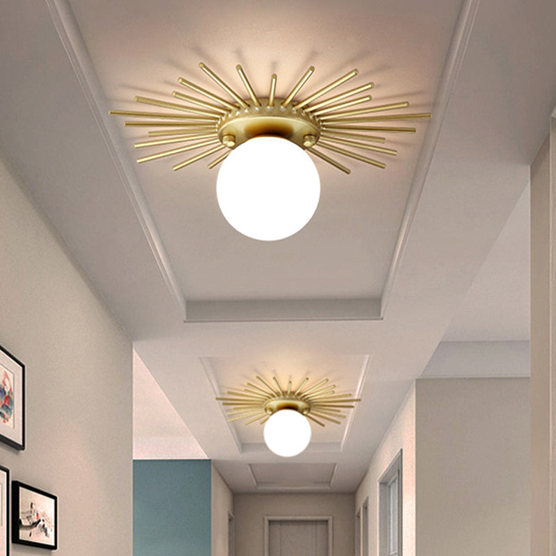 Lampada da soffitto sferica dorata con vetro satinato