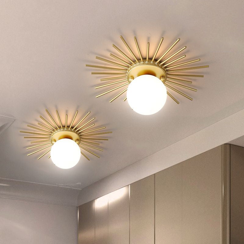 Lampada da soffitto sferica dorata con vetro satinato