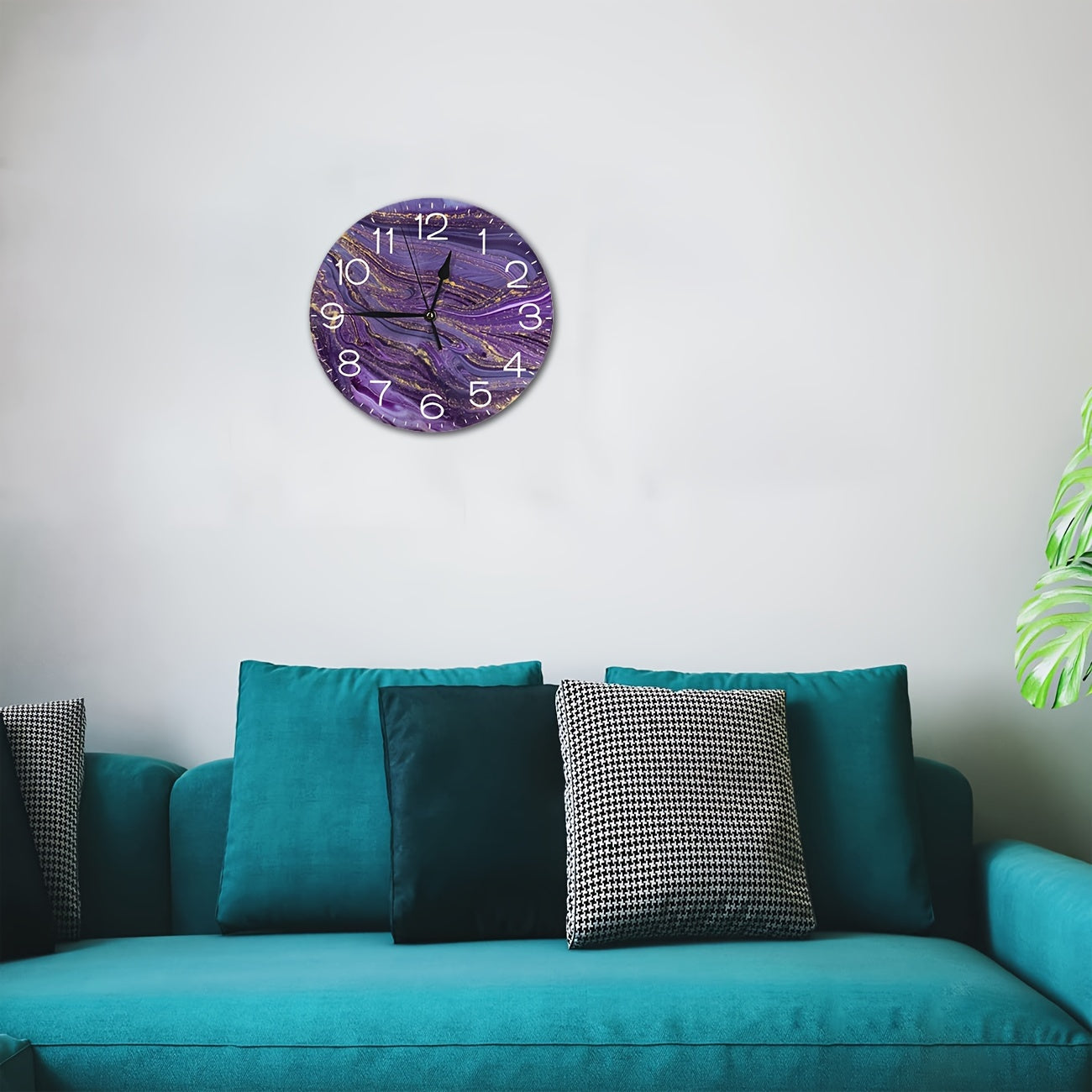 VioletGlow - Relógio de Parede Roxo Moderno com Detalhes Dourados, Desenho Abstrato