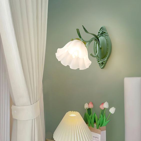 LilyGlow – Candeeiro de Parede com Design Floral
