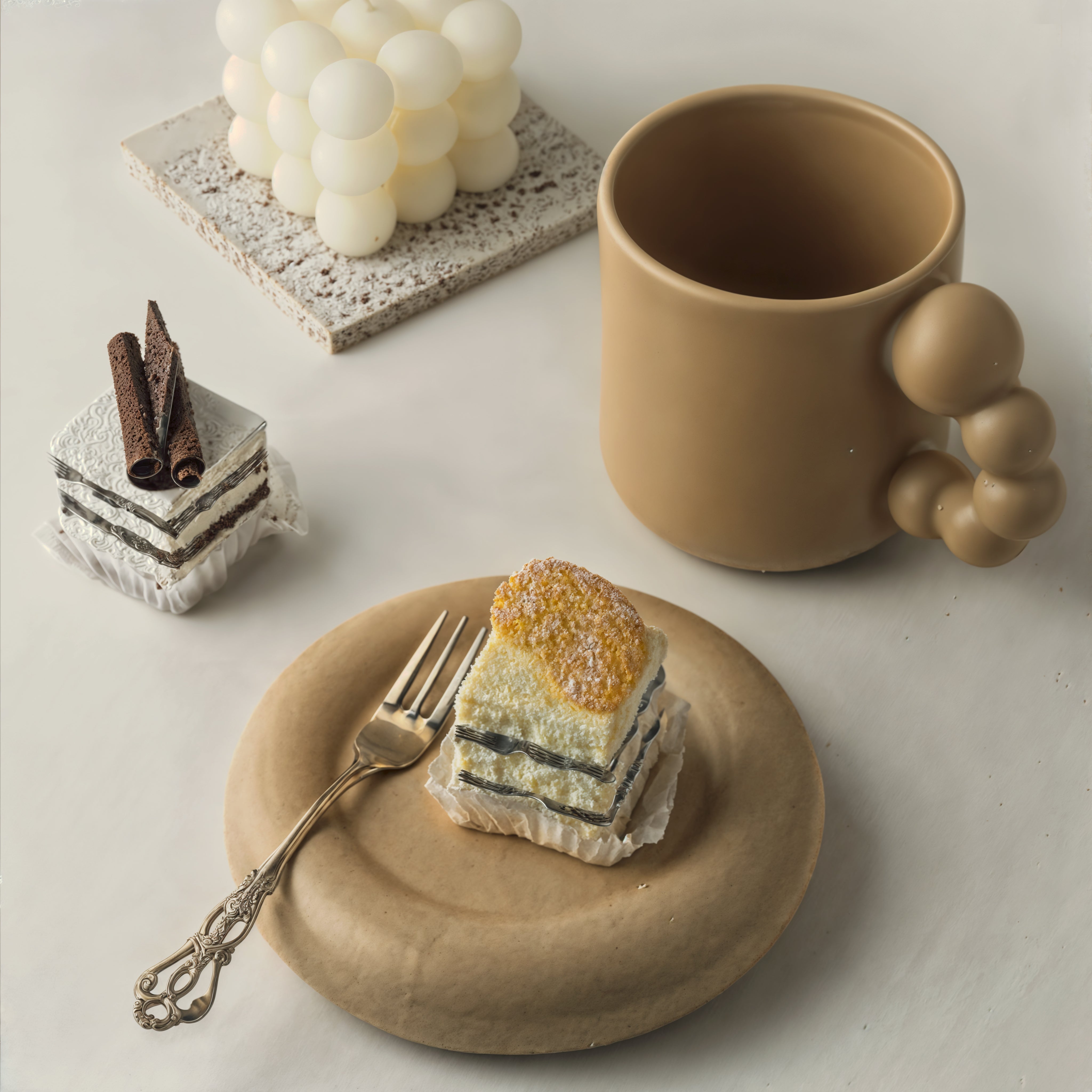 Chávena e prato de porcelana feitos à mão