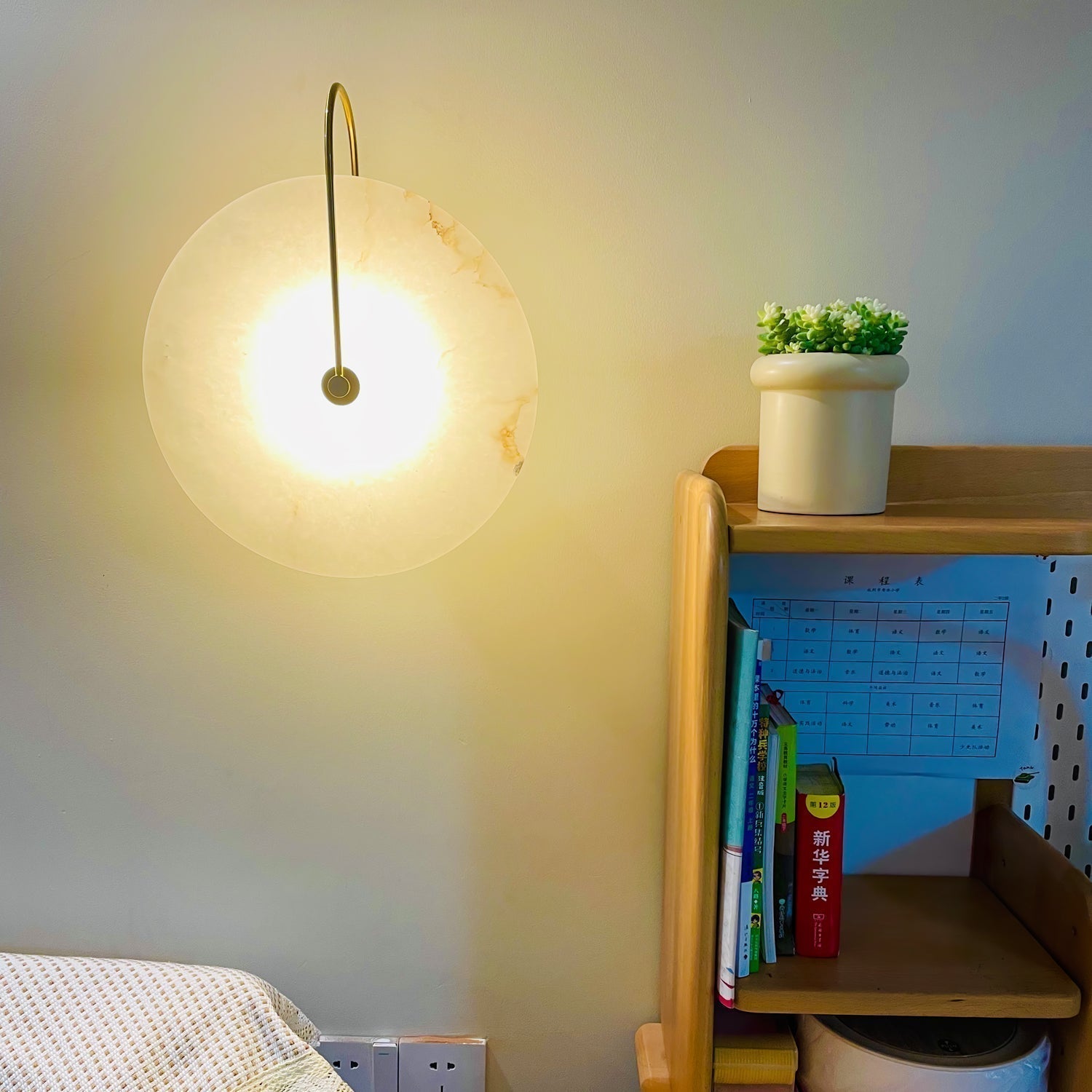 LuxeGlow - Modern LED Wall Lamp of Alabaster for Timeless Elegance