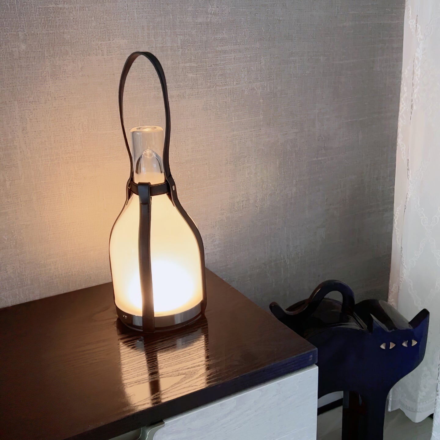 Lampada da tavolo in vetro portatile Bell in pelle