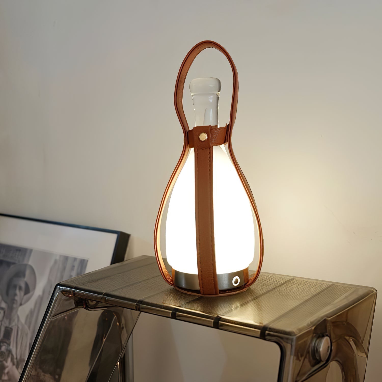 Lampada da tavolo in vetro portatile Bell in pelle