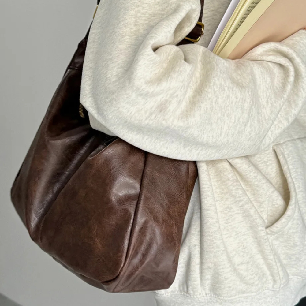 Leather Shoulder Bag Timeless Design Daily Use Combinations