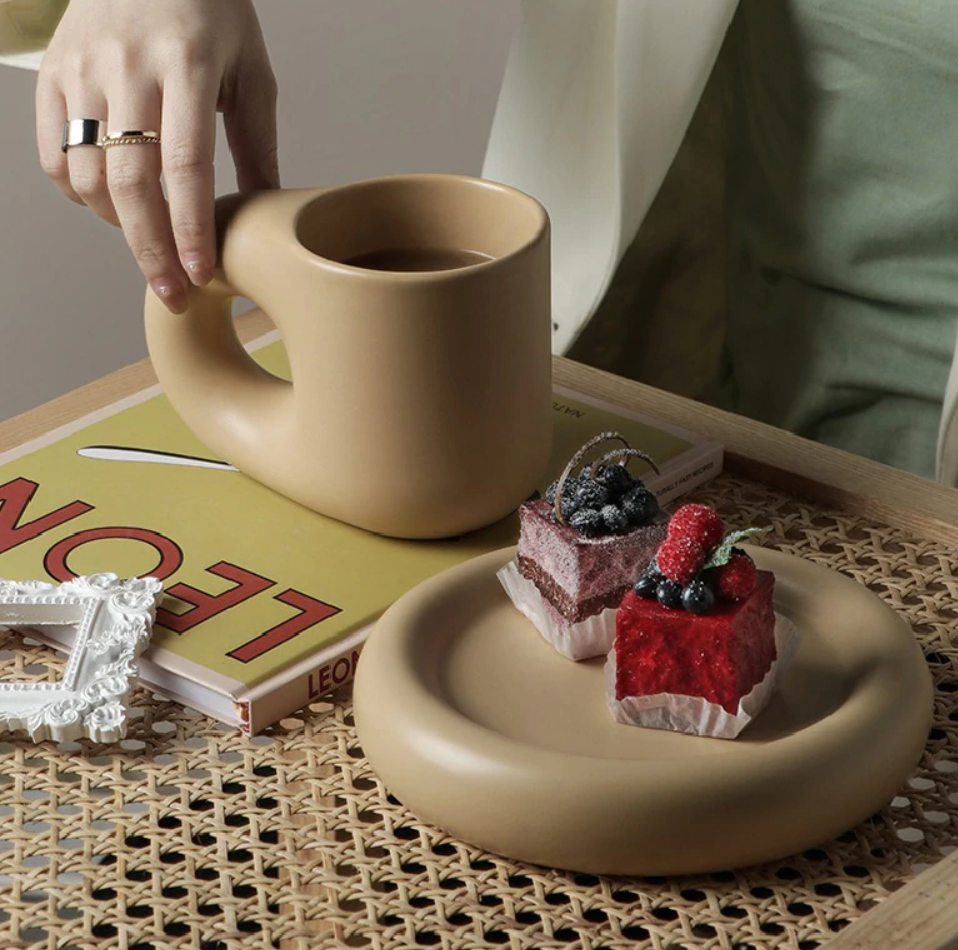 Caneca minimalista de porcelana