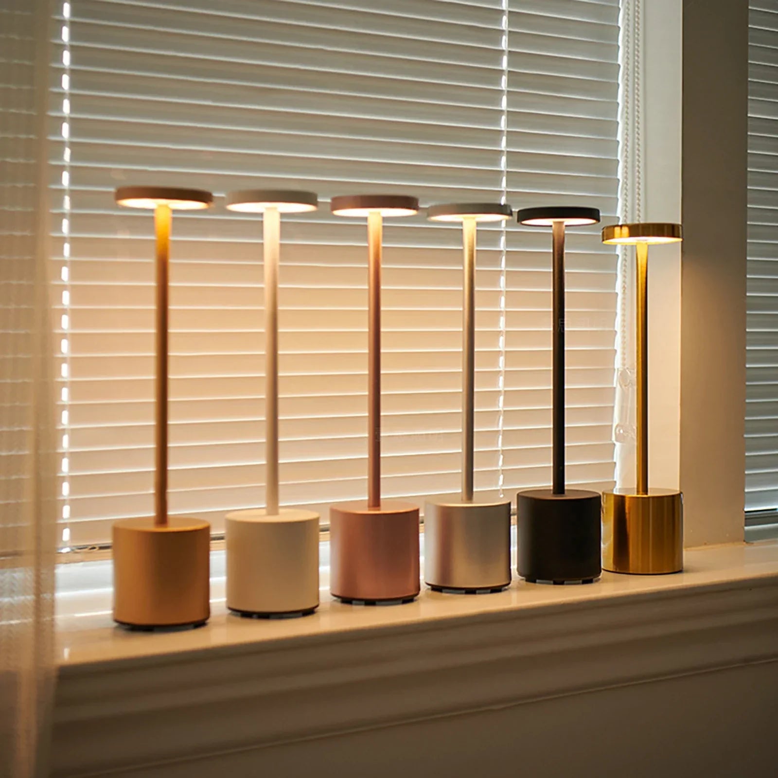 BrightTouch - Lampada da tavolo LED con sensore tattile intuitivo