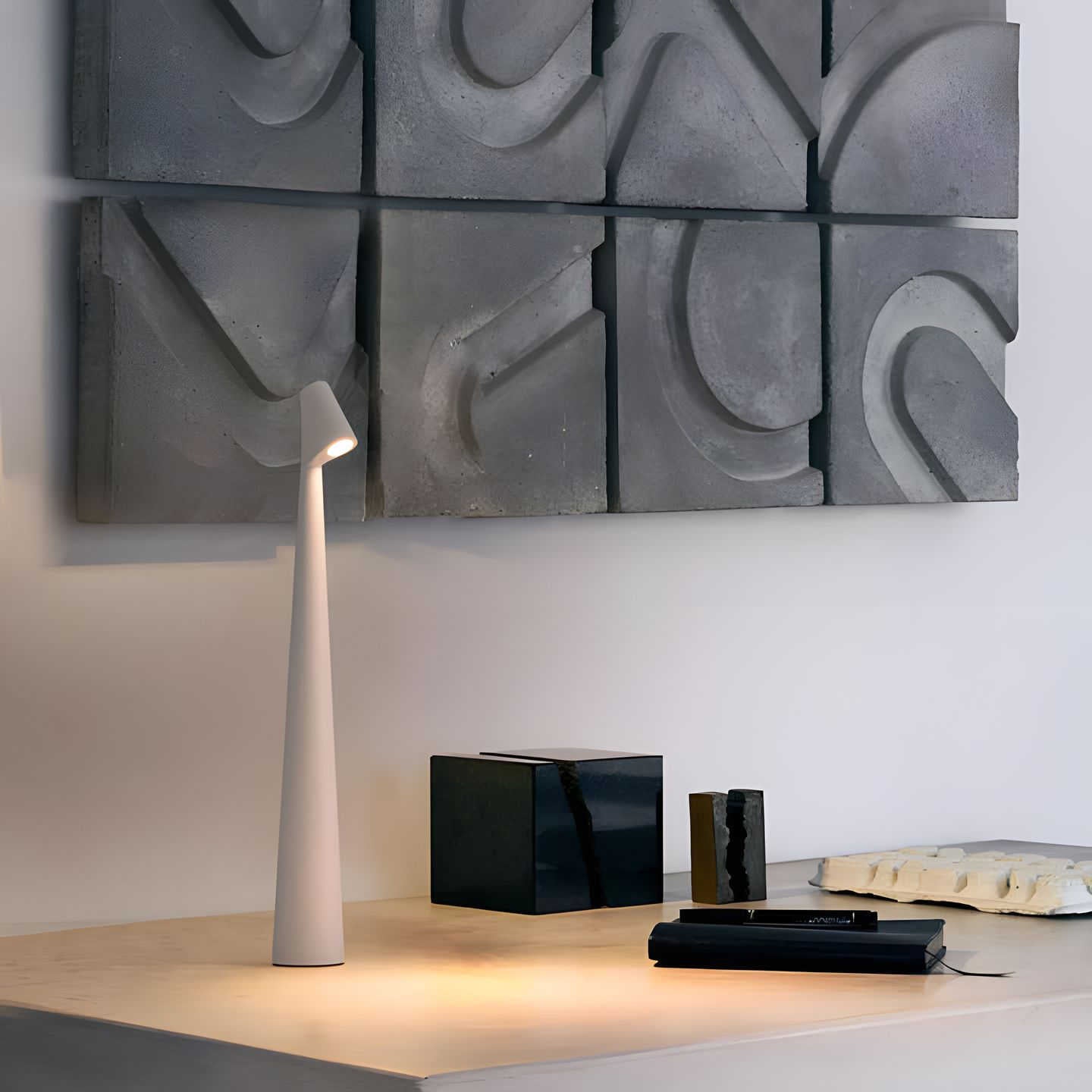 LunaSlim Elegante Lampada da Tavolo con Funzionalità Wireless