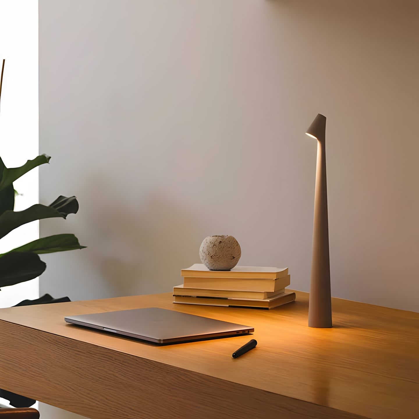 LunaSlim Elegante Lampada da Tavolo con Funzionalità Wireless