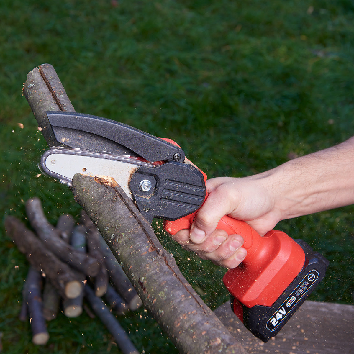 Cordless Electric Mini Chainsaw 24V Battery Powered 550W Motor 4