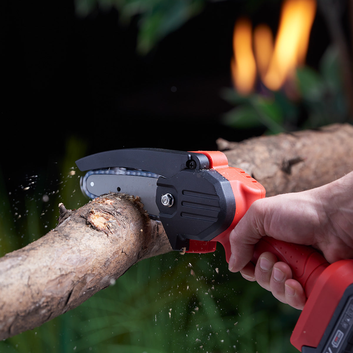 Cordless Electric Mini Chainsaw 24V Battery Powered 550W Motor 8