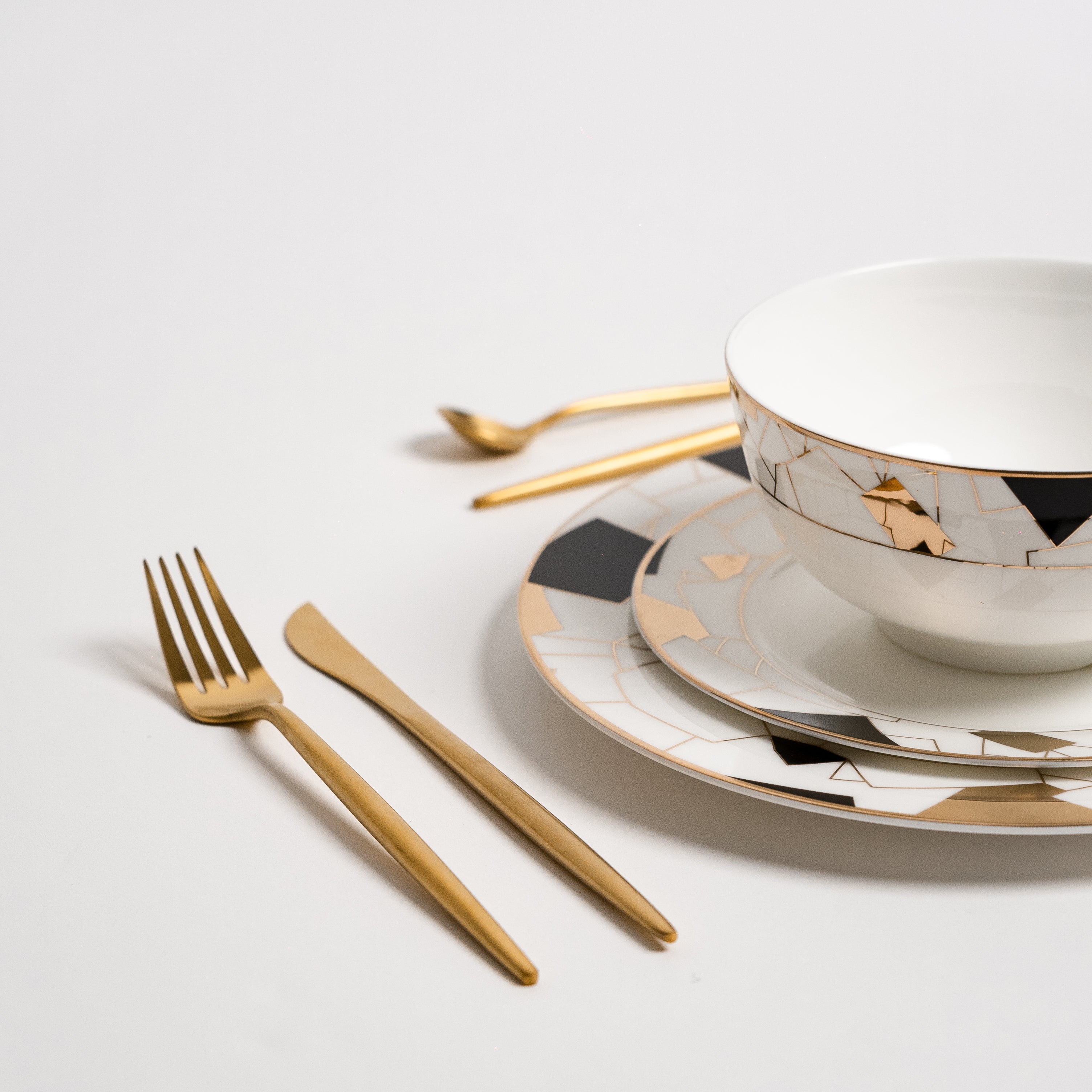 Aurora Black Plate Set