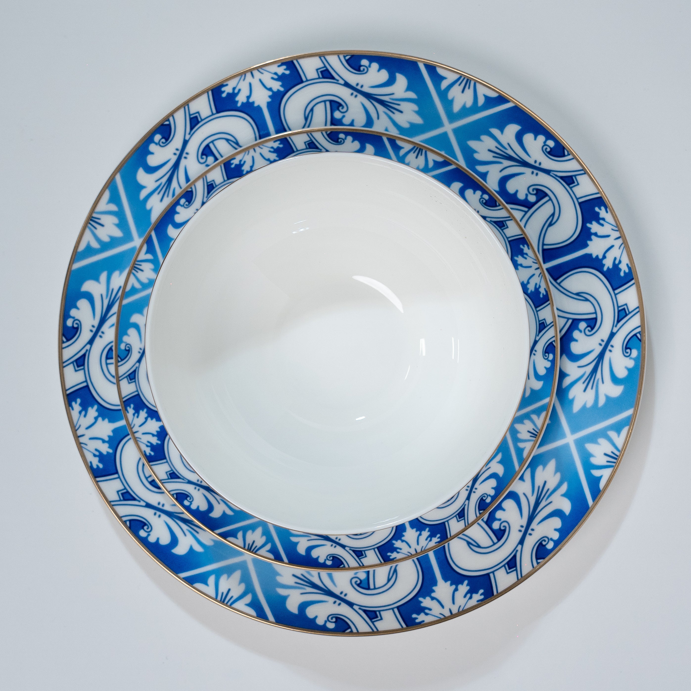 Set di Piatti Blu e Bianchi con Bordo Dorato
