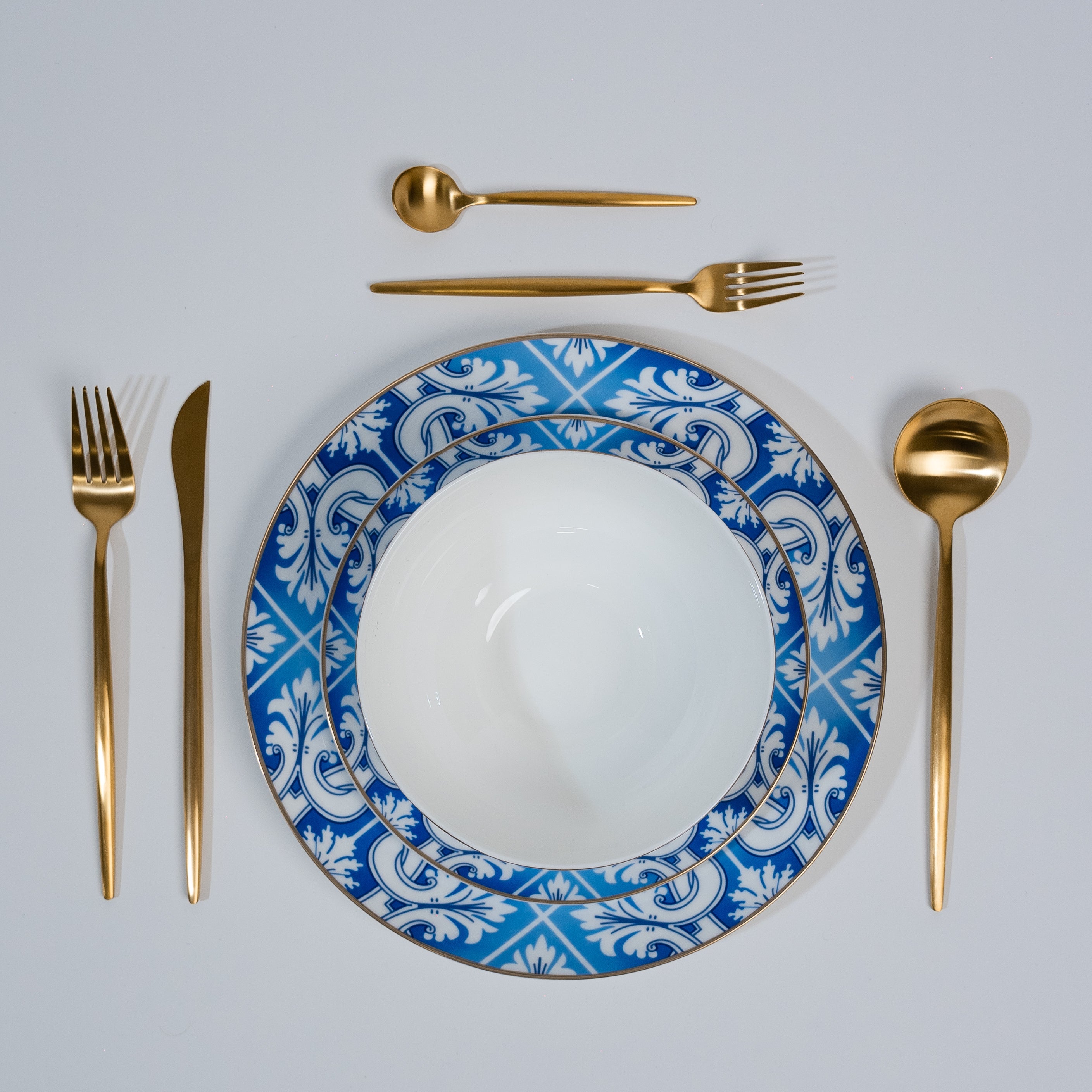 Set di Piatti Blu e Bianchi con Bordo Dorato
