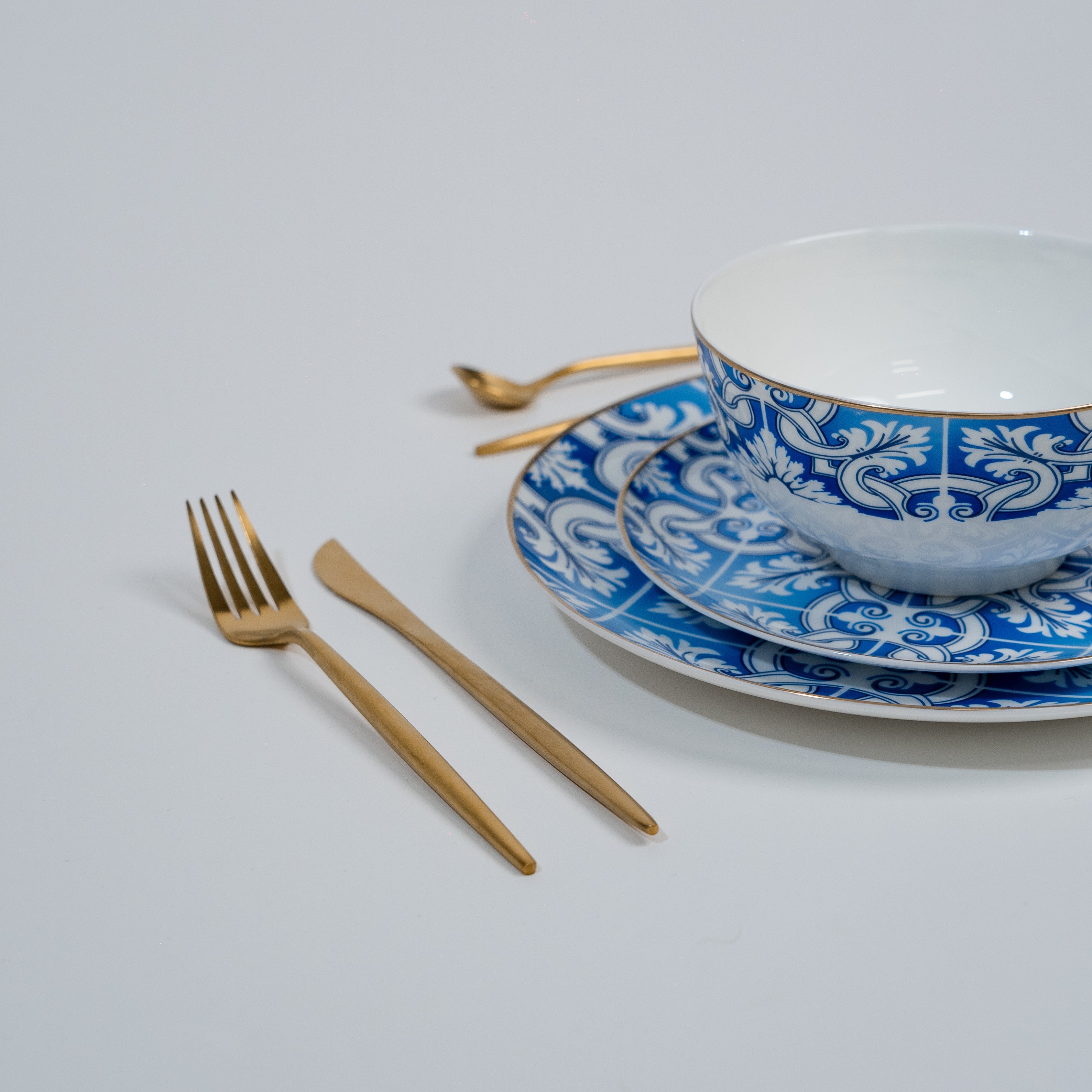 Set di Piatti Blu e Bianchi con Bordo Dorato