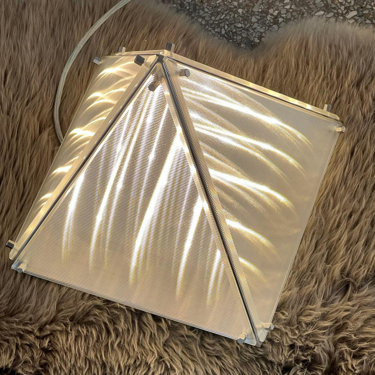 FragmentGlow - Modern Table Lamp with Triangular Design