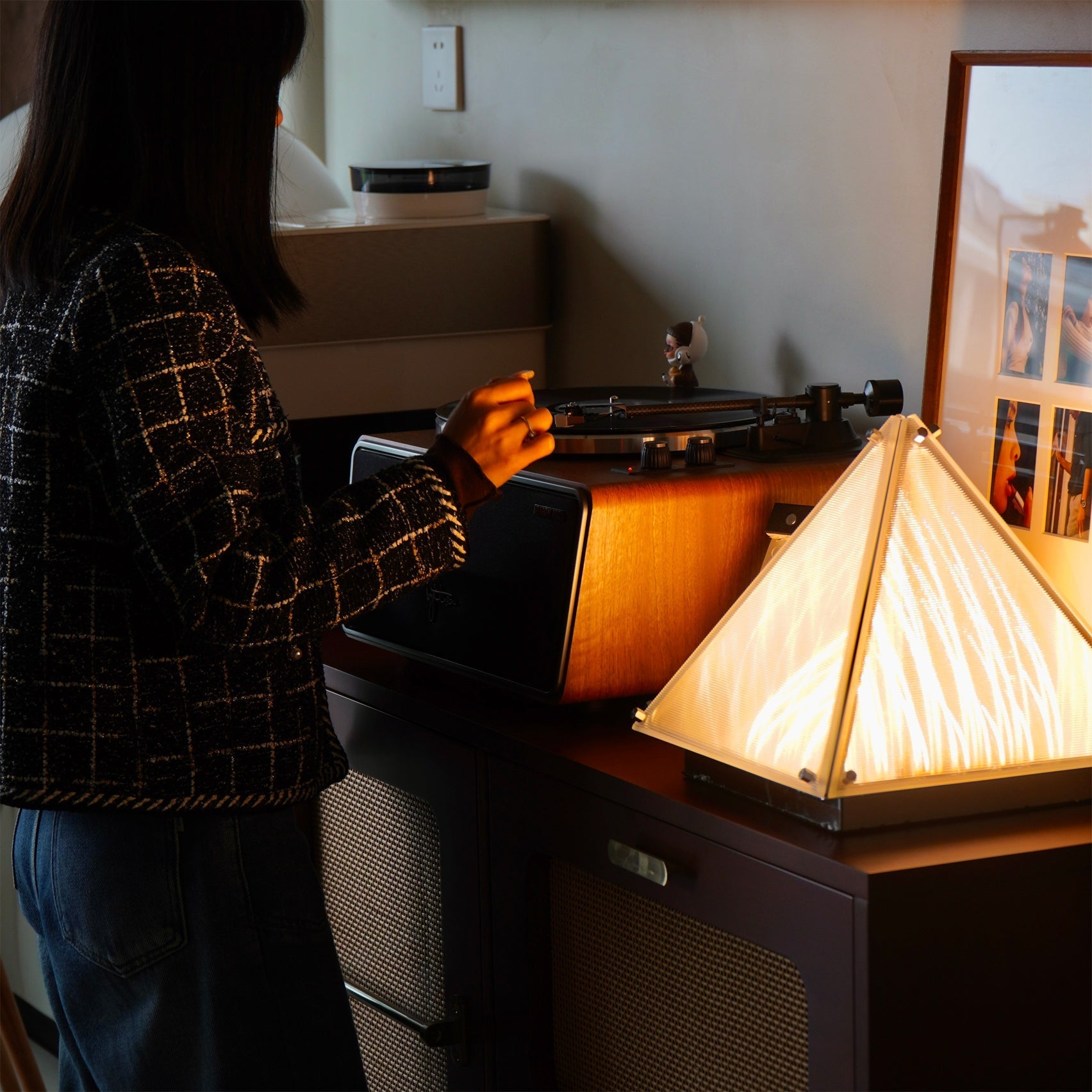 FragmentGlow - Modern Table Lamp with Triangular Design