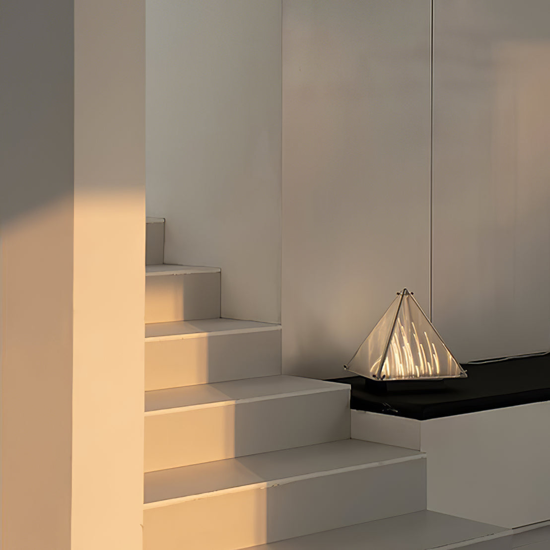 FragmentGlow - Lampada da tavolo moderna con design triangolare