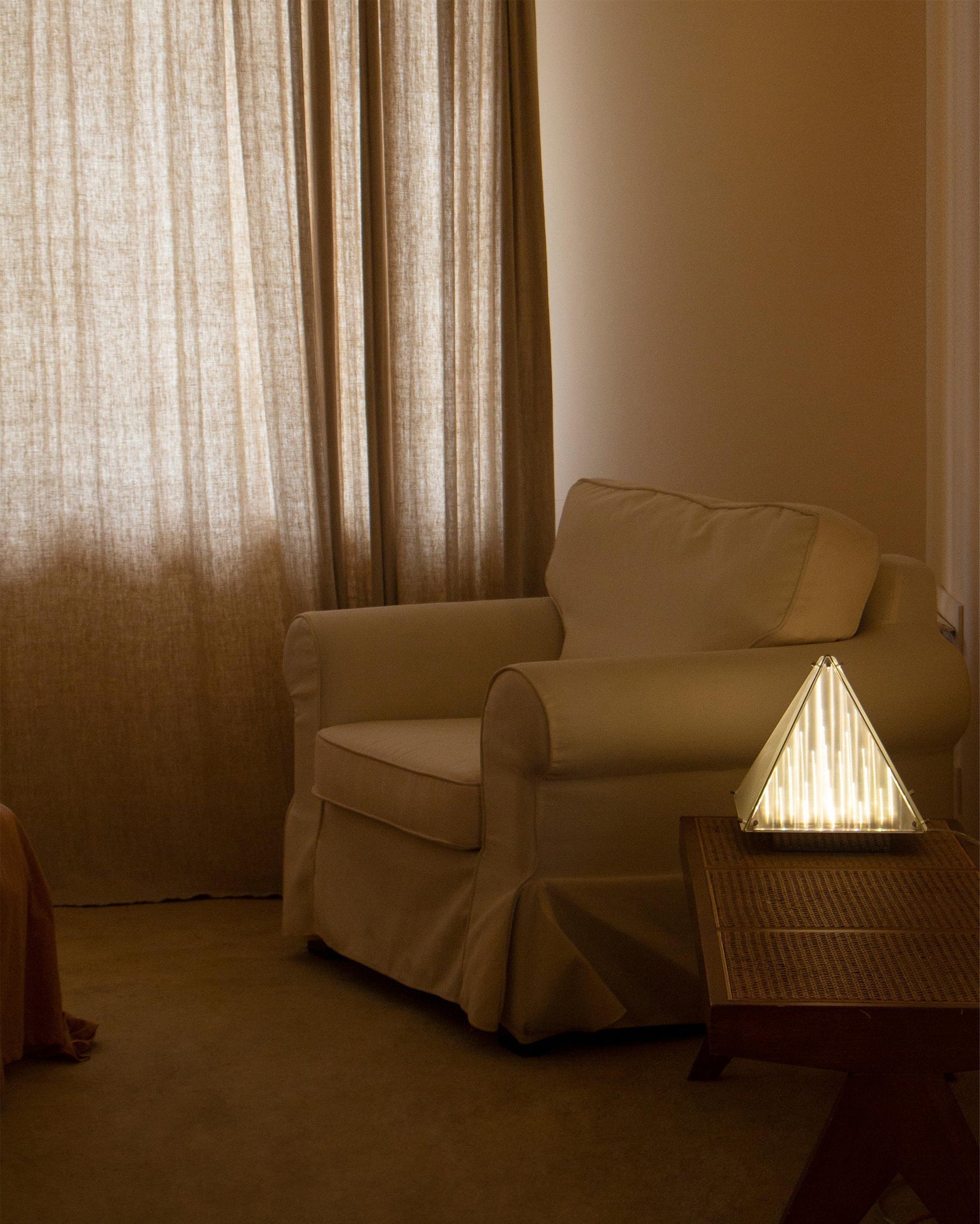 FragmentGlow - Modern Table Lamp with Triangular Design