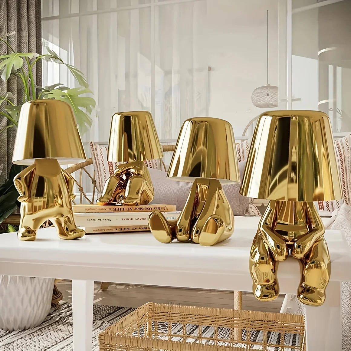GoldenGrace - Lampada da tavolo con statua dorata