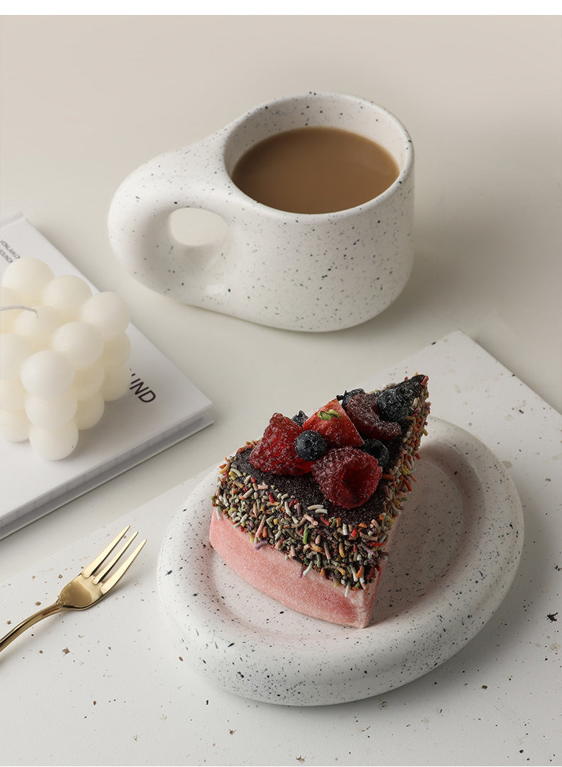Conjunto minimalista de chávena e pires em porcelana