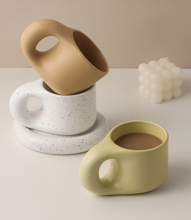 Conjunto minimalista de chávena e pires em porcelana