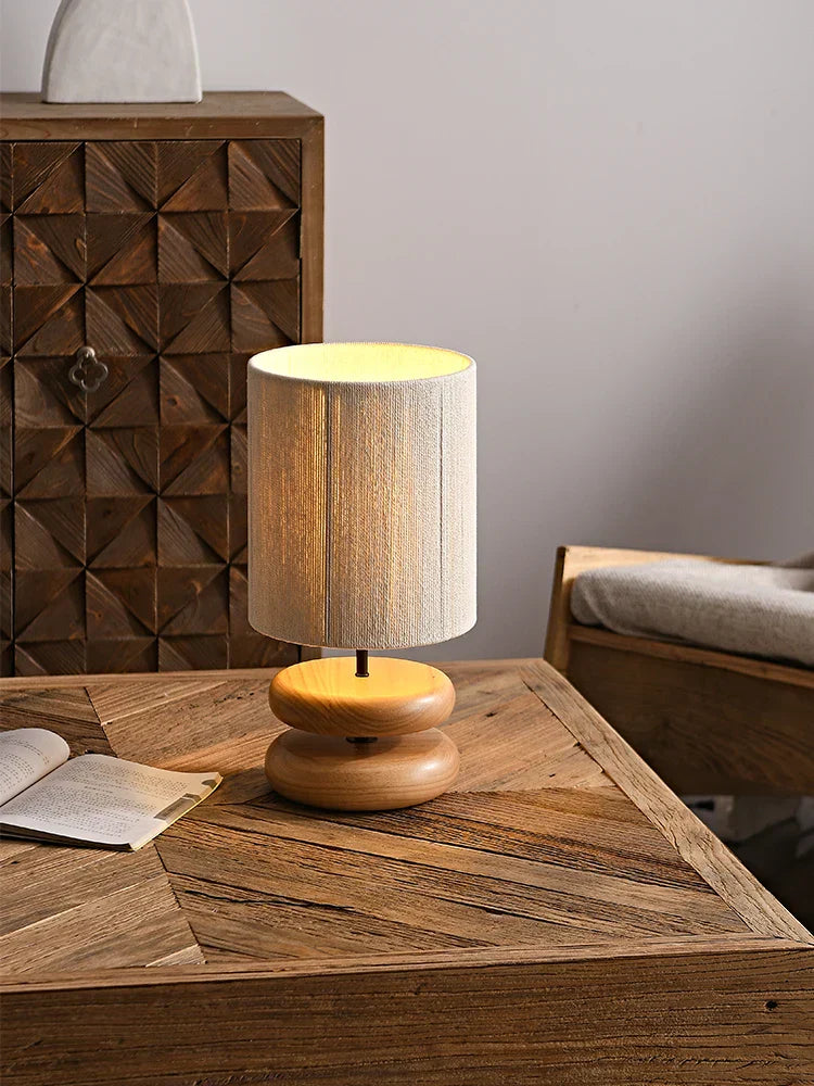 RusticGlow - Candeeiro de Mesa em Nogal com Abajur de Linho – Iluminação Natural para Sala e Quarto