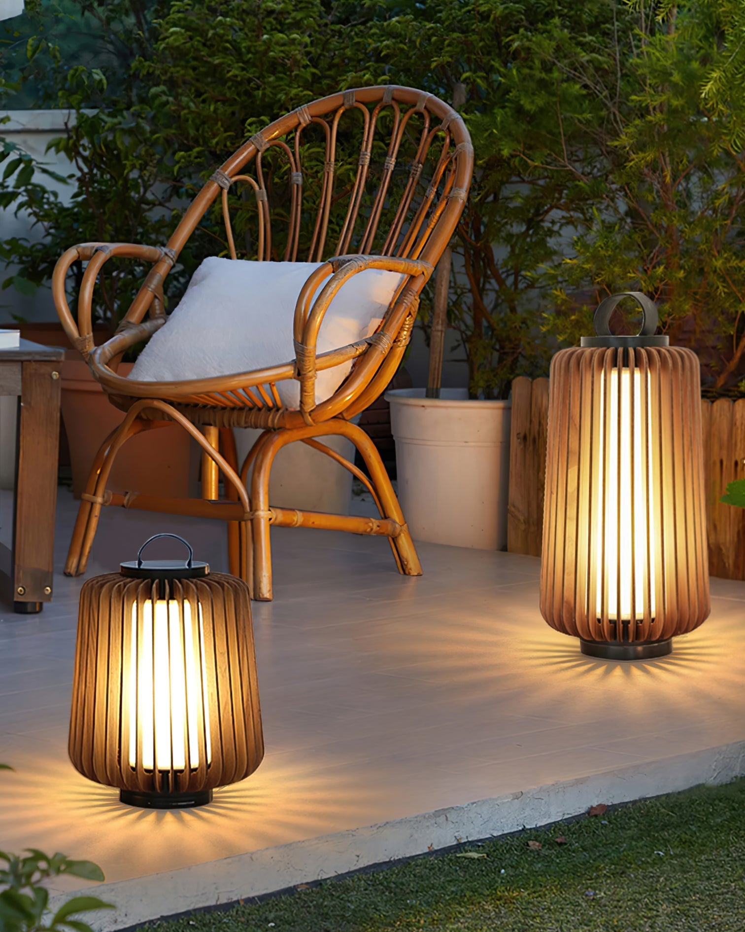 LumiLuxe - Rechargeable Outdoor Table Lamp